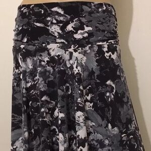 Maurices Stratch Women's  Floral Skirt Size S⭐️